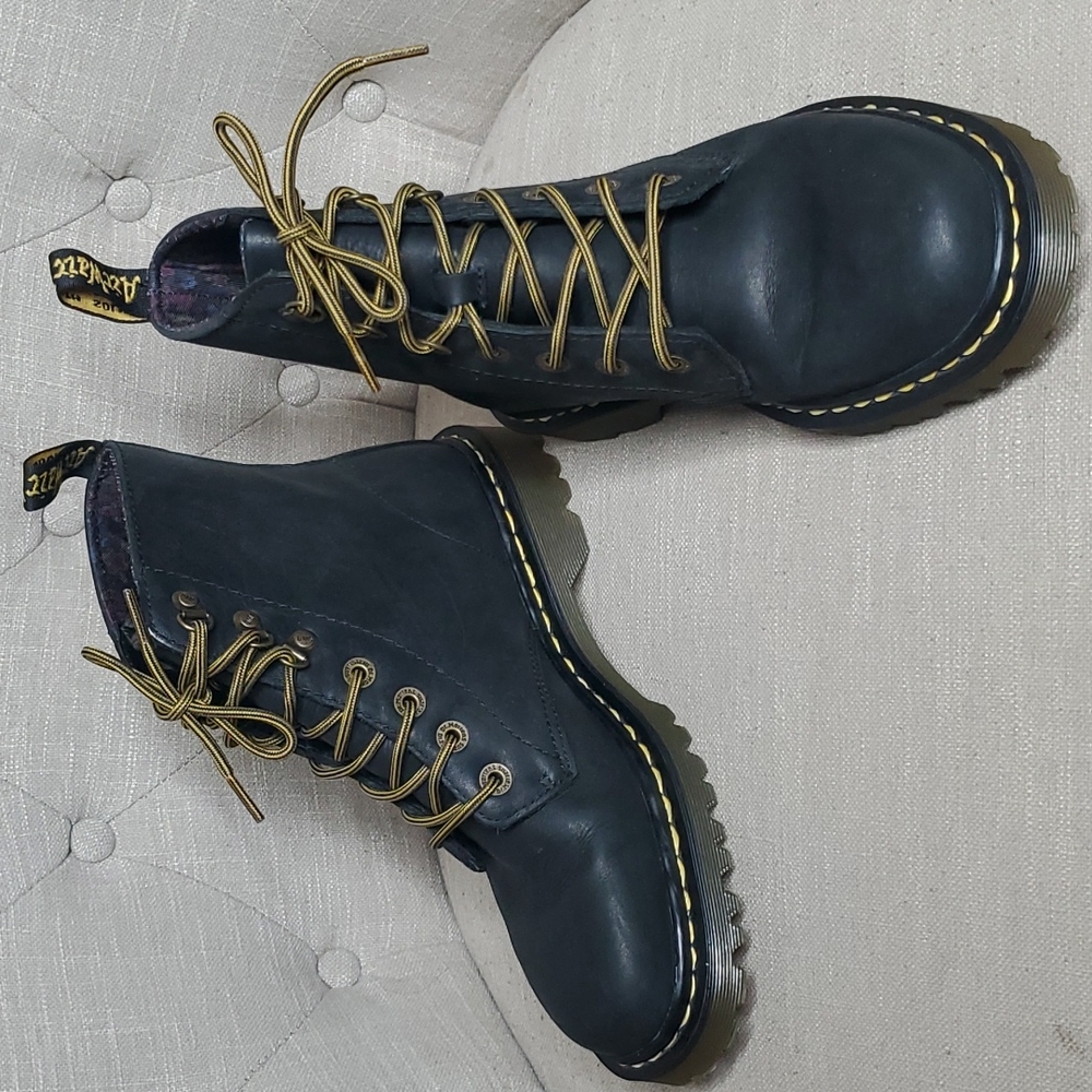 Dr. Martens Women's Luana Black Lace Up Leather Boots Size 9